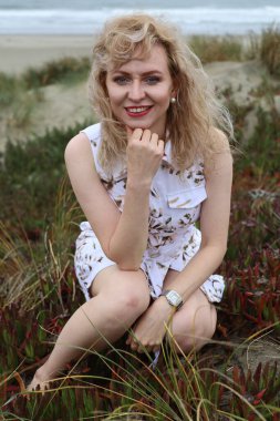 Okyanus kenarındaki güzel Rus kadının fotoğrafı.