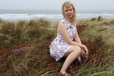 Okyanus kenarındaki güzel Rus kadının fotoğrafı.