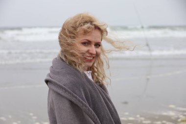 Okyanus kenarındaki güzel Rus kadının fotoğrafı.