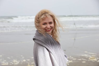 Okyanus kenarındaki güzel Rus kadının fotoğrafı.