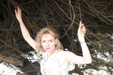 Okyanus kenarındaki güzel Rus kadının fotoğrafı.