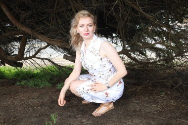 Okyanus kenarındaki güzel Rus kadının fotoğrafı.