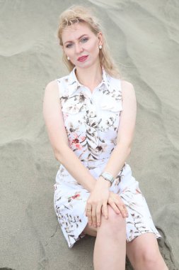 Okyanus kenarındaki güzel Rus kadının fotoğrafı.