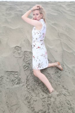 Okyanus kenarındaki güzel Rus kadının fotoğrafı.