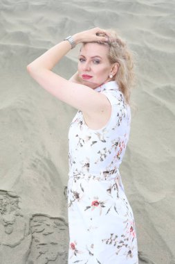 Okyanus kenarındaki güzel Rus kadının fotoğrafı.