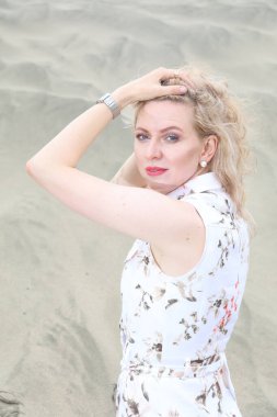 Okyanus kenarındaki güzel Rus kadının fotoğrafı.