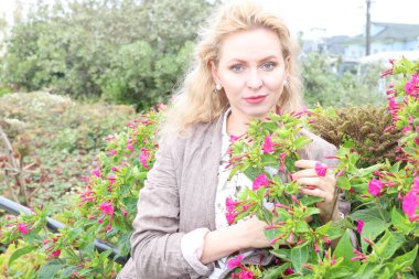 Okyanus kenarındaki güzel Rus kadının fotoğrafı.