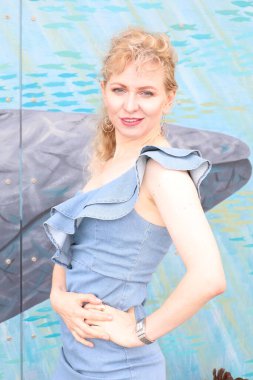 Okyanus kenarındaki güzel Rus kadının fotoğrafı.