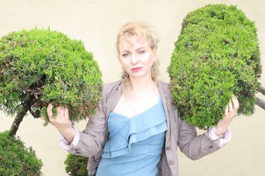 Okyanus kenarındaki güzel Rus kadının fotoğrafı.