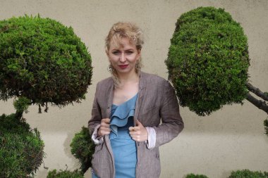 Okyanus kenarındaki güzel Rus kadının fotoğrafı.