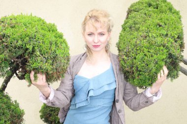 Okyanus kenarındaki güzel Rus kadının fotoğrafı.