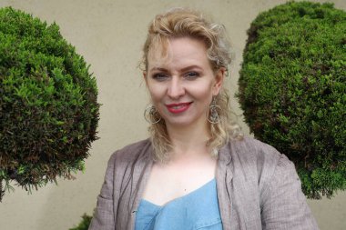 Okyanus kenarındaki güzel Rus kadının fotoğrafı.