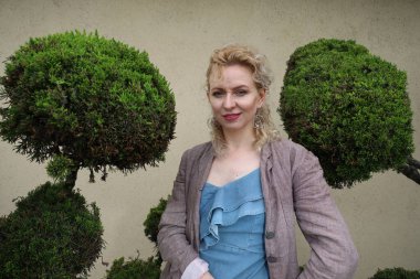 Okyanus kenarındaki güzel Rus kadının fotoğrafı.