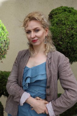 Okyanus kenarındaki güzel Rus kadının fotoğrafı.