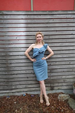 Okyanus kenarındaki güzel Rus kadının fotoğrafı.