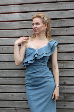 Okyanus kenarındaki güzel Rus kadının fotoğrafı.