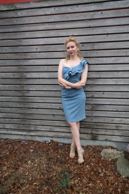 Okyanus kenarındaki güzel Rus kadının fotoğrafı.