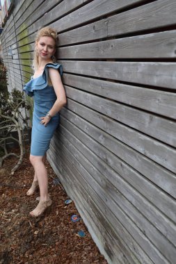 Okyanus kenarındaki güzel Rus kadının fotoğrafı.