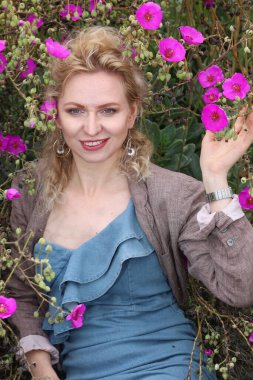 Okyanus kenarındaki güzel Rus kadının fotoğrafı.