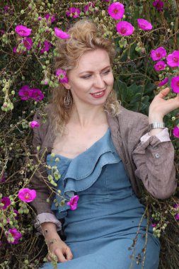 Okyanus kenarındaki güzel Rus kadının fotoğrafı.