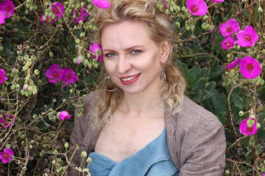 Okyanus kenarındaki güzel Rus kadının fotoğrafı.