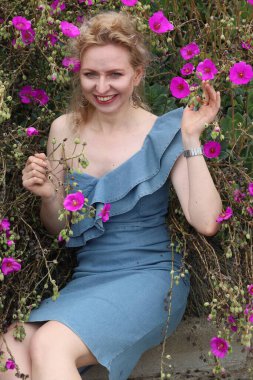 Okyanus kenarındaki güzel Rus kadının fotoğrafı.