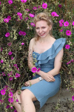 Okyanus kenarındaki güzel Rus kadının fotoğrafı.