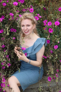 Okyanus kenarındaki güzel Rus kadının fotoğrafı.