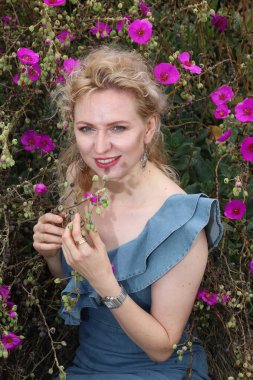 Okyanus kenarındaki güzel Rus kadının fotoğrafı.