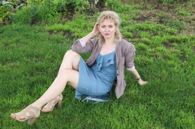 Okyanus kenarındaki güzel Rus kadının fotoğrafı.