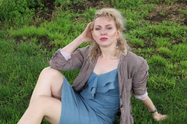 Okyanus kenarındaki güzel Rus kadının fotoğrafı.