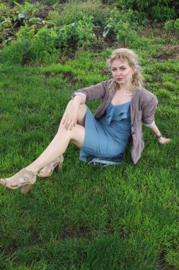 Okyanus kenarındaki güzel Rus kadının fotoğrafı.