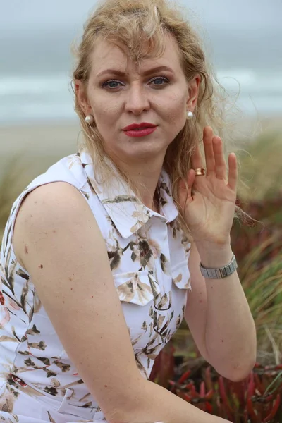 Foto Vackra Ryska Damen Vid Havet — Stockfoto