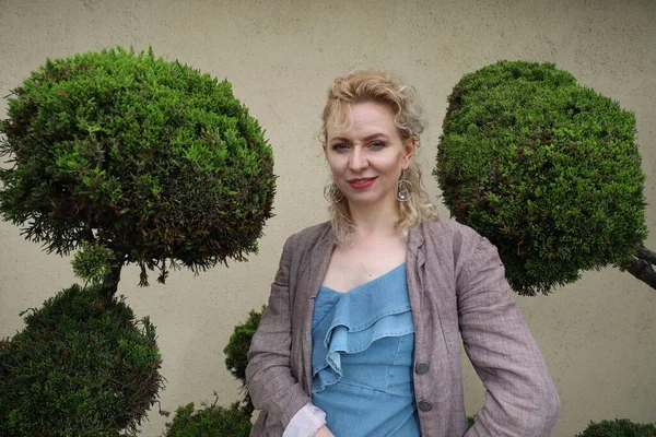 Okyanus kenarındaki güzel Rus kadının fotoğrafı.