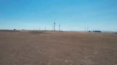 Calfornia 'da bir tarlada yel değirmenleri