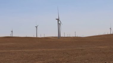 Calfornia 'da bir tarlada yel değirmenleri