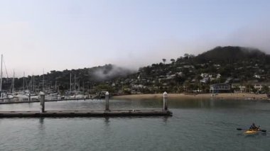 8-15-2021: Sausalito, California: Sausalito 'dan Tiburon' a yelken, Melek Adası, Alcatraz Adası, Golden Gate Köprüsü ve Körfez Köprüsü. Teknede Mathew Turner