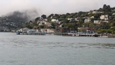 8-15-2021: Sausalito, California: Sausalito 'dan Tiburon' a yelken, Melek Adası, Alcatraz Adası, Golden Gate Köprüsü ve Körfez Köprüsü. Teknede Mathew Turner