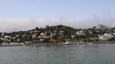 8-15-2021: Sausalito, California: Sausalito 'dan Tiburon' a yelken, Melek Adası, Alcatraz Adası, Golden Gate Köprüsü ve Körfez Köprüsü. Teknede Mathew Turner