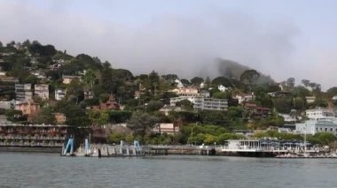 8-15-2021: Sausalito, California: Sausalito 'dan Tiburon' a yelken, Melek Adası, Alcatraz Adası, Golden Gate Köprüsü ve Körfez Köprüsü. Teknede Mathew Turner