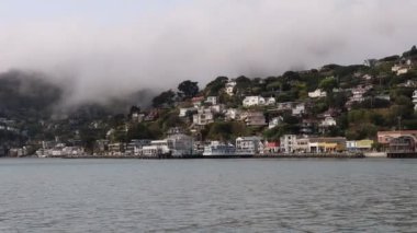 8-15-2021: Sausalito, California: Sausalito 'dan Tiburon' a yelken, Melek Adası, Alcatraz Adası, Golden Gate Köprüsü ve Körfez Köprüsü. Teknede Mathew Turner