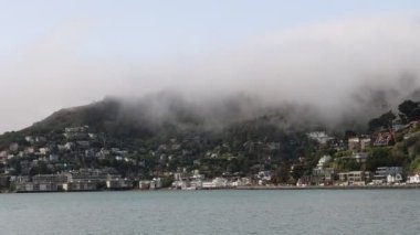 8-15-2021: Sausalito, California: Sausalito 'dan Tiburon' a yelken, Melek Adası, Alcatraz Adası, Golden Gate Köprüsü ve Körfez Köprüsü. Teknede Mathew Turner
