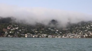 8-15-2021: Sausalito, California: Sausalito 'dan Tiburon' a yelken, Melek Adası, Alcatraz Adası, Golden Gate Köprüsü ve Körfez Köprüsü. Teknede Mathew Turner