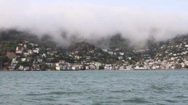 8-15-2021: Sausalito, California: Sausalito 'dan Tiburon' a yelken, Melek Adası, Alcatraz Adası, Golden Gate Köprüsü ve Körfez Köprüsü. Teknede Mathew Turner