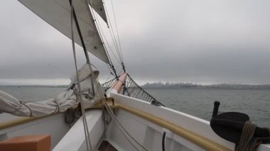 8-15-2021: Sausalito, California: Sausalito 'dan Tiburon' a yelken, Melek Adası, Alcatraz Adası, Golden Gate Köprüsü ve Körfez Köprüsü. Teknede Mathew Turner