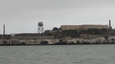 8-15-2021: Sausalito, California: Sausalito 'dan Tiburon' a yelken, Melek Adası, Alcatraz Adası, Golden Gate Köprüsü ve Körfez Köprüsü. Teknede Mathew Turner