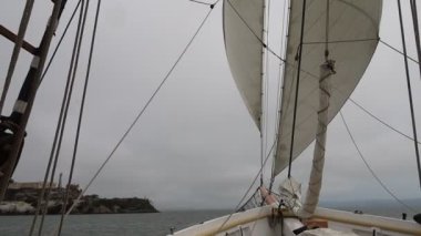 8-15-2021: Sausalito, California: Sausalito 'dan Tiburon' a yelken, Melek Adası, Alcatraz Adası, Golden Gate Köprüsü ve Körfez Köprüsü. Teknede Mathew Turner