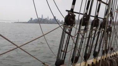 8-15-2021: Sausalito, California: Sausalito 'dan Tiburon' a yelken, Melek Adası, Alcatraz Adası, Golden Gate Köprüsü ve Körfez Köprüsü. Teknede Mathew Turner