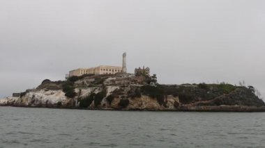 8-15-2021: Sausalito, California: Sausalito 'dan Tiburon' a yelken, Melek Adası, Alcatraz Adası, Golden Gate Köprüsü ve Körfez Köprüsü. Teknede Mathew Turner