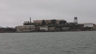 8-15-2021: Sausalito, California: Sausalito 'dan Tiburon' a yelken, Melek Adası, Alcatraz Adası, Golden Gate Köprüsü ve Körfez Köprüsü. Teknede Mathew Turner